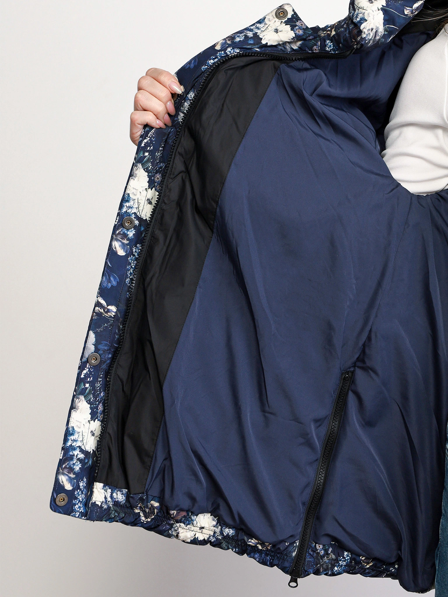 Пуховик с цветочным принтом синего цвета с капюшоном